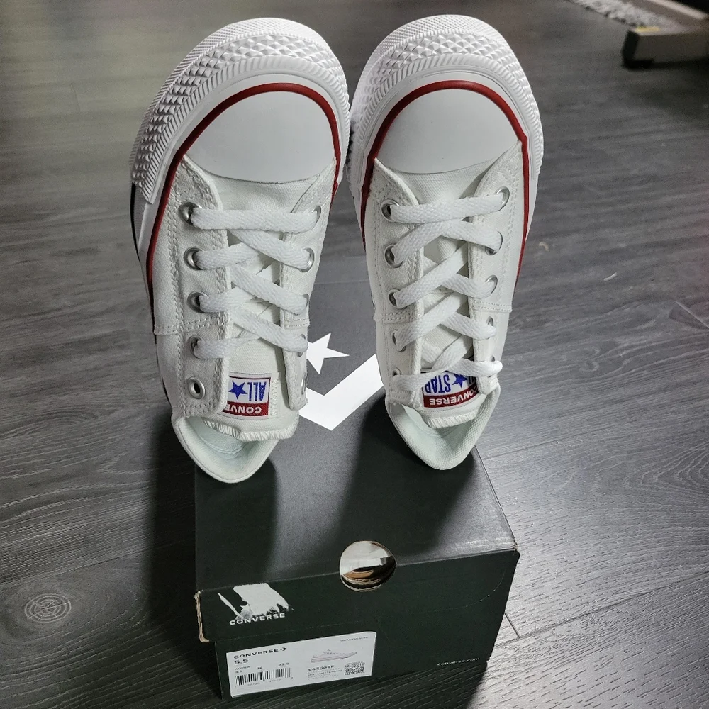 Women's Converse size 5.5- NEW - Picture 3 of 5